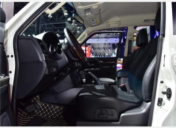 帕杰罗(进口) 2020款 典藏版 3.0L 自动尊贵越野版 车厢座椅   前排空间