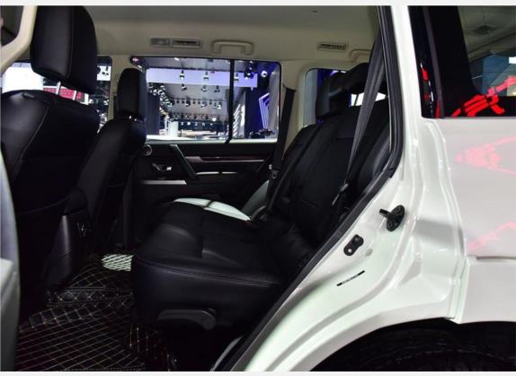 帕杰罗(进口) 2020款 典藏版 3.0L 自动尊贵越野版 车厢座椅   后排空间
