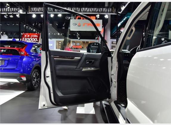 帕杰罗(进口) 2020款 典藏版 3.0L 自动尊贵越野版 车厢座椅   前门板
