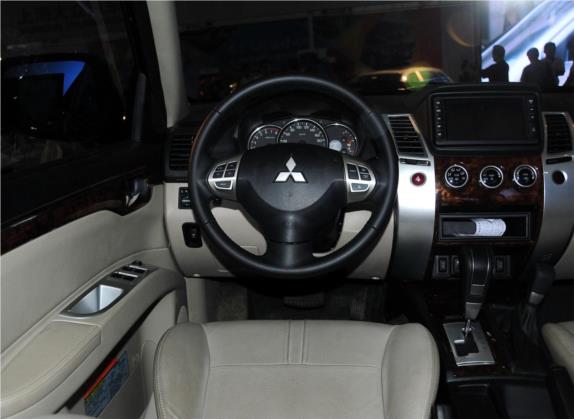 帕杰罗·劲畅 2013款 3.0L 自动四驱旗舰版 中控类   驾驶位