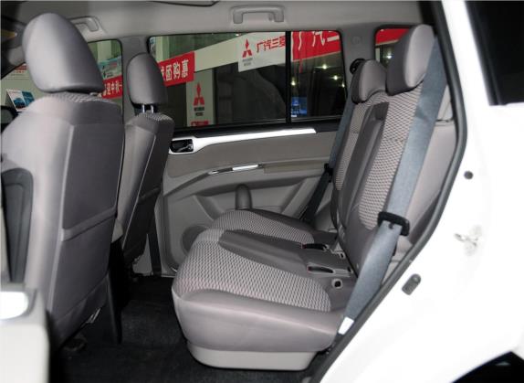 帕杰罗·劲畅 2013款 2.4L 手动两驱舒适版 车厢座椅   后排空间