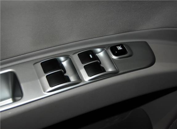 帕杰罗·劲畅 2013款 2.4L 手动两驱舒适版 车厢座椅   门窗控制
