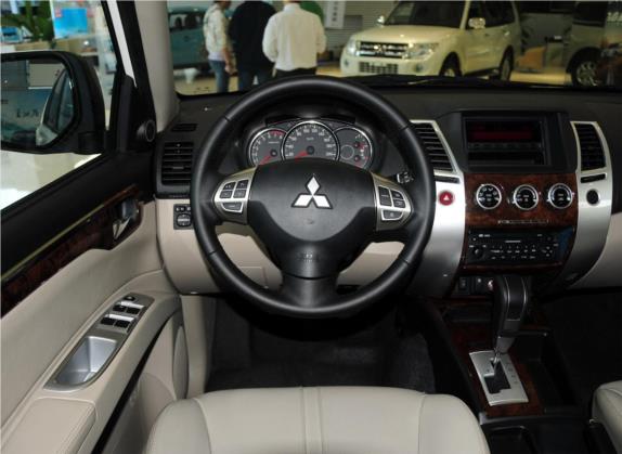 帕杰罗·劲畅 2013款 3.0L 自动两驱豪华版 中控类   驾驶位