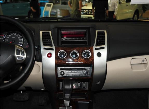 帕杰罗·劲畅 2013款 3.0L 自动两驱豪华版 中控类   中控台