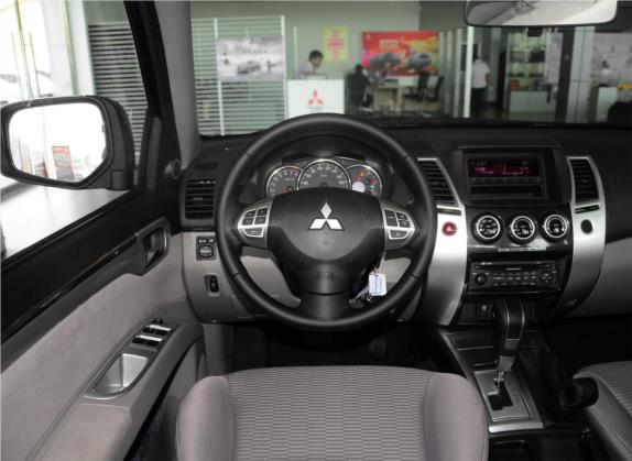 帕杰罗·劲畅 2013款 3.0L 自动四驱行政版 中控类   驾驶位