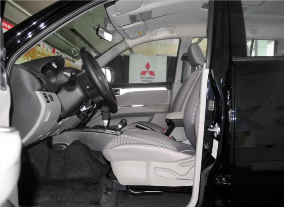 帕杰罗·劲畅 2013款 3.0L 自动四驱行政版 车厢座椅   前排空间