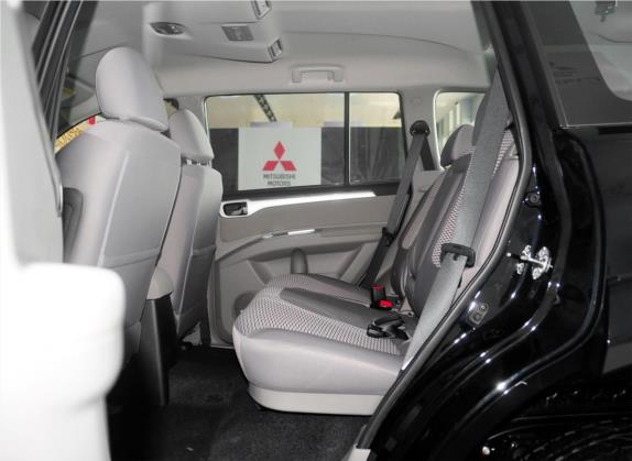 帕杰罗·劲畅 2013款 3.0L 自动四驱行政版 车厢座椅   后排空间