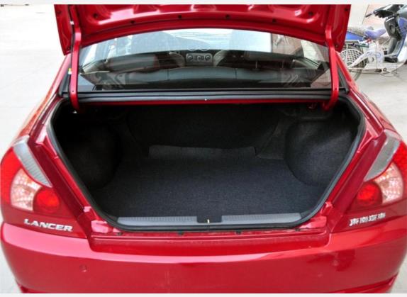 蓝瑟 2010款 1.6L 手动舒适运动型 车厢座椅   后备厢