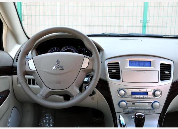 三菱戈蓝 2009款 2.4L 尊贵升级版 中控类   驾驶位