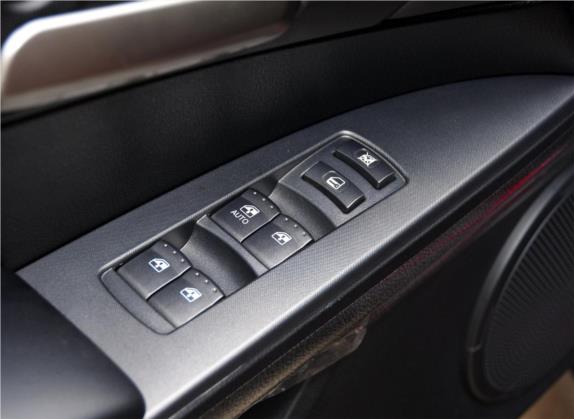 爱腾 2011款 2.0T 两驱豪华柴油版 车厢座椅   门窗控制