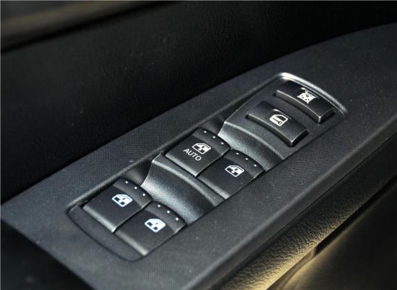 爱腾 2011款 2.3L 两驱舒适汽油版 车厢座椅   门窗控制