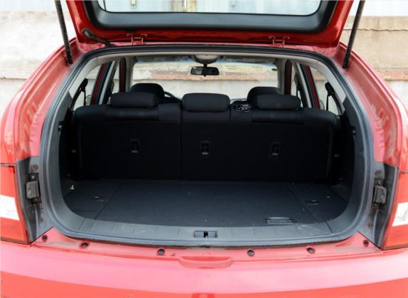 爱腾 2014款 2.3L 两驱手动进取汽油版 车厢座椅   后备厢