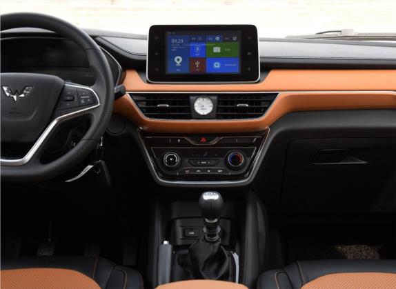 五菱宏光S3 2018款 1.5L 手动豪华型 国V 中控类   中控台