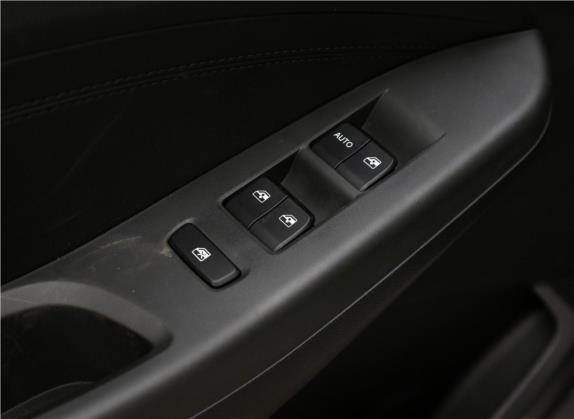 五菱宏光S3 2019款 1.5L 手动标准型 国VI 车厢座椅   门窗控制