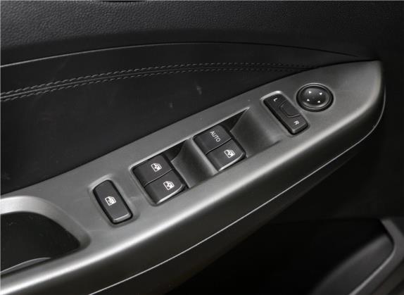 五菱宏光S3 2019款 1.5T 手动舒适型 国VI 车厢座椅   门窗控制