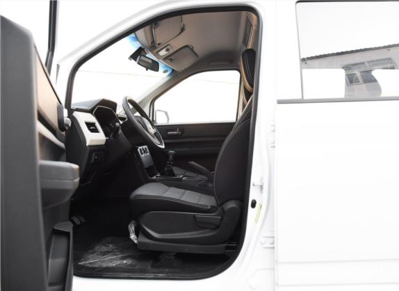 五菱宏光PLUS 2019款 1.5T 手动舒适型 7座 车厢座椅   前排空间