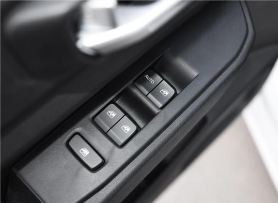 五菱宏光PLUS 2019款 1.5T 手动舒适型 7座 车厢座椅   门窗控制