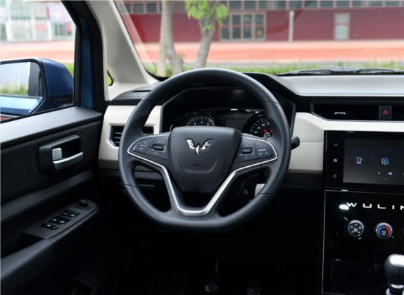 五菱宏光PLUS 2019款 1.5T 手动豪华型 7座 中控类   驾驶位