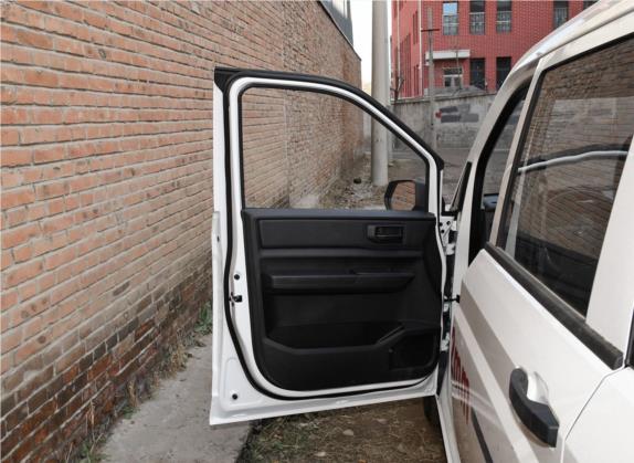 五菱宏光PLUS 2019款 1.5T 手动标准型 7座 车厢座椅   前门板