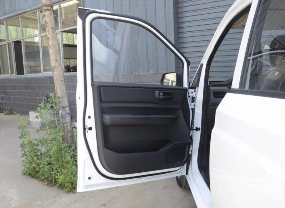 五菱宏光PLUS 2020款 1.5L 手动标准型 5座 车厢座椅   前门板