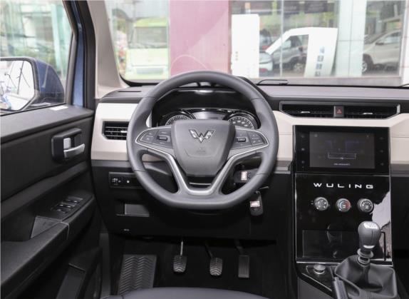 五菱宏光PLUS 2020款 1.5L 手动舒适型 7座 中控类   驾驶位