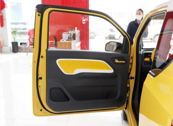 宏光MINIEV 2021款 马卡龙夹心款 120km 三元锂 车厢座椅   前门板