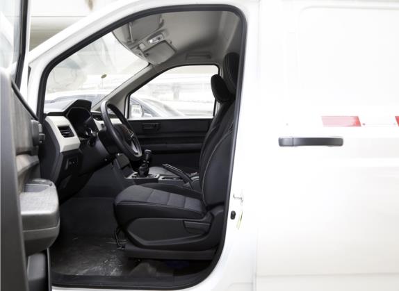 五菱征程 2021款 1.5T 手动舒适型封窗版 车厢座椅   前排空间