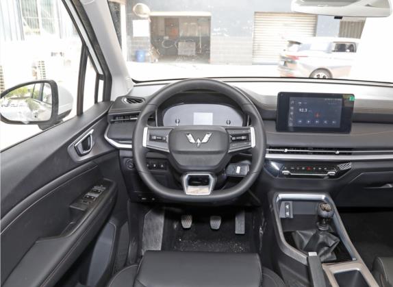 五菱佳辰 2022款 1.5T 手动舒享活力型 中控类   驾驶位