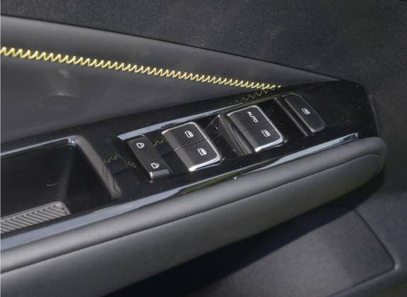 五菱星驰 2022款 1.5T CVT潮酷型 车厢座椅   门窗控制
