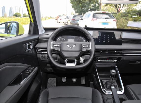 五菱星驰 2022款 1.5L 手动自在型 中控类   驾驶位
