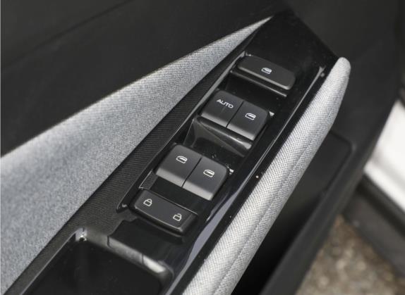五菱星驰 2022款 1.5L CVT畅玩型 车厢座椅   门窗控制