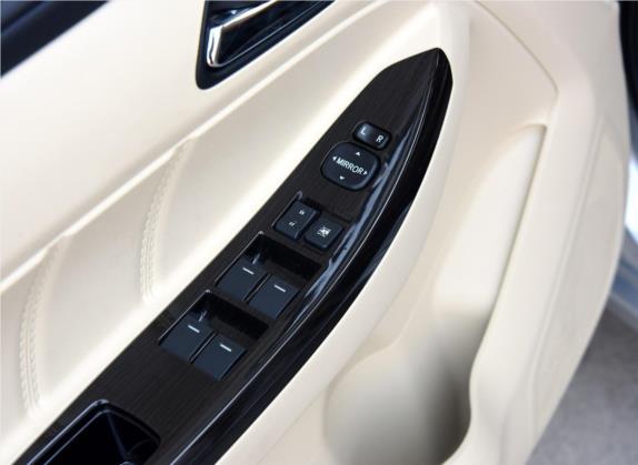 2015款 1.5L 手动头等舱导航版 车厢座椅   门窗控制