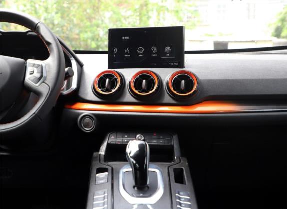 魏牌 VV5 2019款 1.5T 两驱倾橙限量版 中控类   中控台
