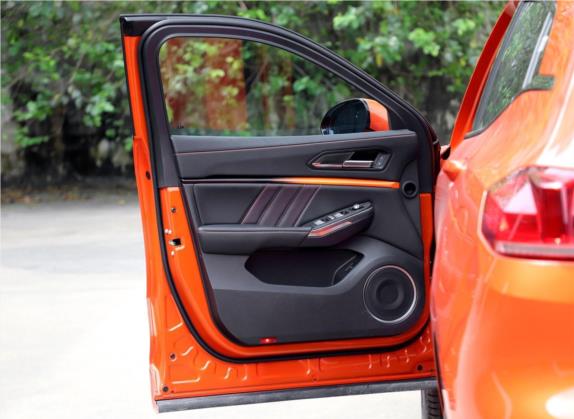 魏牌 VV5 2019款 1.5T 两驱倾橙限量版 车厢座椅   前门板