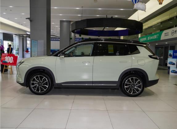 威马W6 2021款 520km PRO全能版 外观   正侧