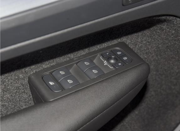 沃尔沃XC40 2023款 B3 智行时尚版 车厢座椅   门窗控制