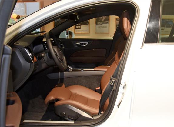 沃尔沃V60 2022款 B5 智远豪华版 车厢座椅   前排空间