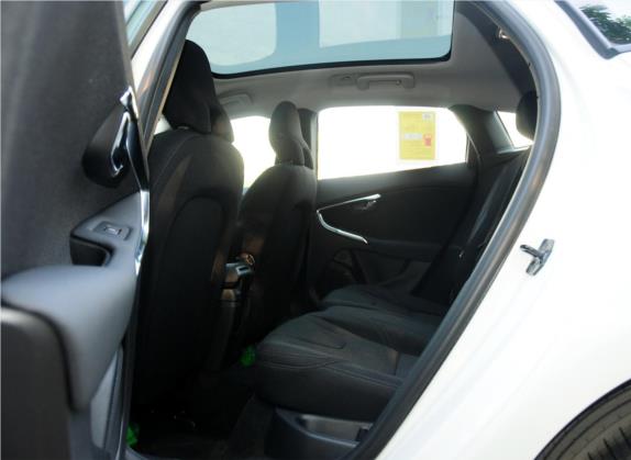 沃尔沃V40 2013款 2.0T 智逸版 车厢座椅   后排空间