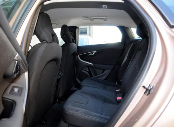 沃尔沃V40 2014款 2.0T 智尚版 车厢座椅   后排空间