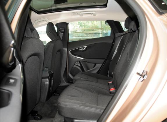 沃尔沃V40 2014款 2.0T 智逸版 车厢座椅   后排空间