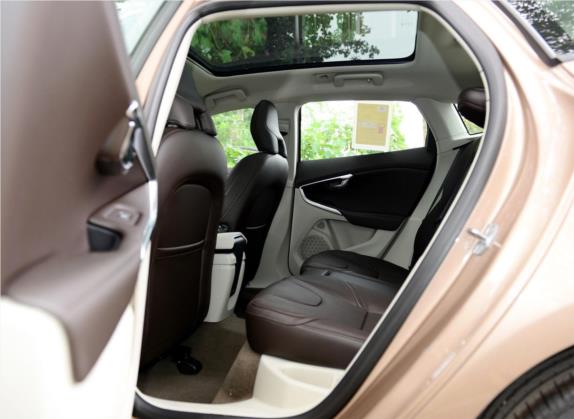 沃尔沃V40 2015款 1.6T 智逸版 车厢座椅   后排空间