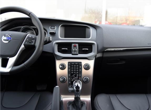 沃尔沃V40 2015款 Cross Country T5 AWD 智雅版 中控类   中控台