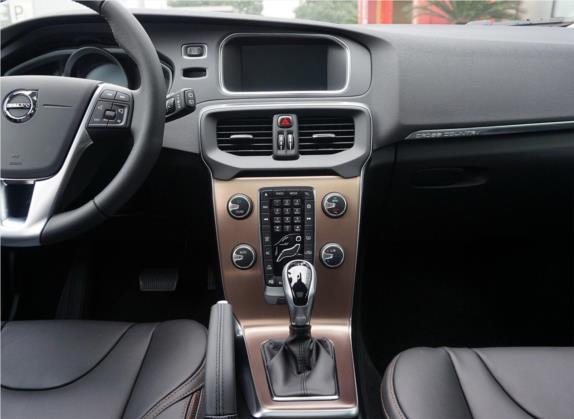 沃尔沃V40 2017款 Cross Country T5 AWD 智雅版 中控类   中控台