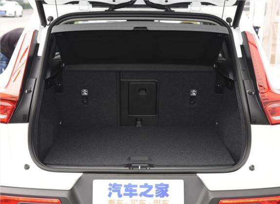 沃尔沃XC40(进口) 2019款 T4 四驱破晓冰雪白 车厢座椅   后备厢