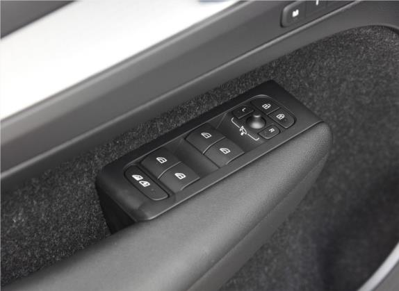 沃尔沃XC40(进口) 2019款 T4 四驱破晓冰雪白 车厢座椅   门窗控制