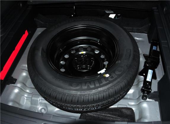 北京现代ix35 2013款 2.0L 手动两驱舒适型GL 国IV 其他细节类   备胎