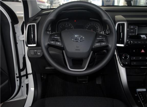 北京现代ix35 2018款 2.0L 自动两驱智勇·畅质版 中控类   驾驶位