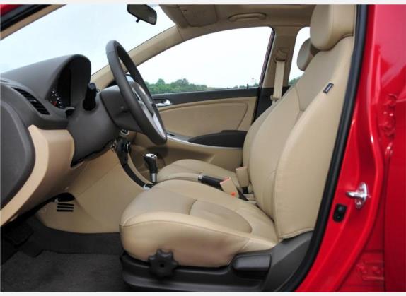 瑞纳 2010款 三厢 1.6L 自动尊贵型GLS 车厢座椅   前排空间