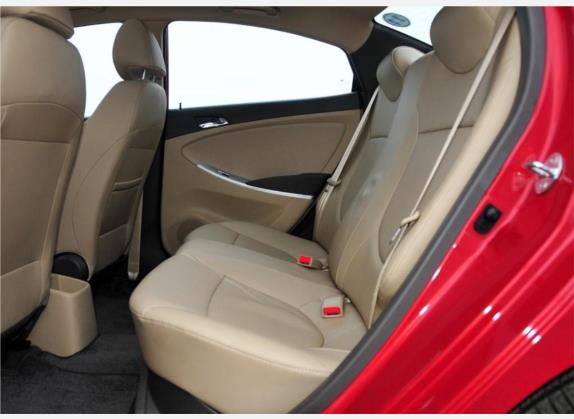 瑞纳 2010款 三厢 1.6L 自动尊贵型GLS 车厢座椅   后排空间