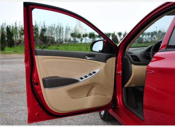 瑞纳 2010款 三厢 1.6L 自动尊贵型GLS 车厢座椅   前门板